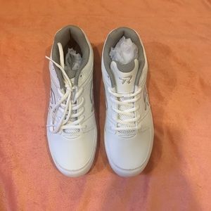 Never worn women’s softball metal cleats! 🥎